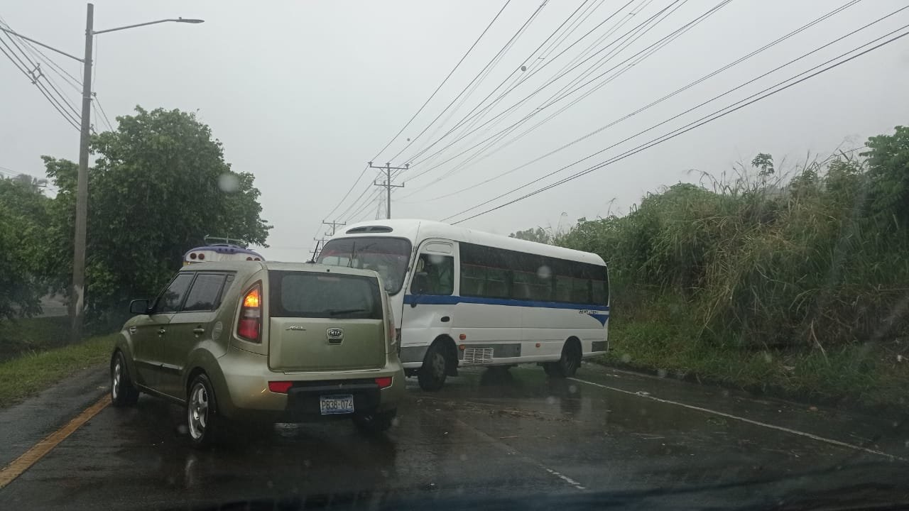 Accidente en kilómetro 8 de la autopista a Comalapa.