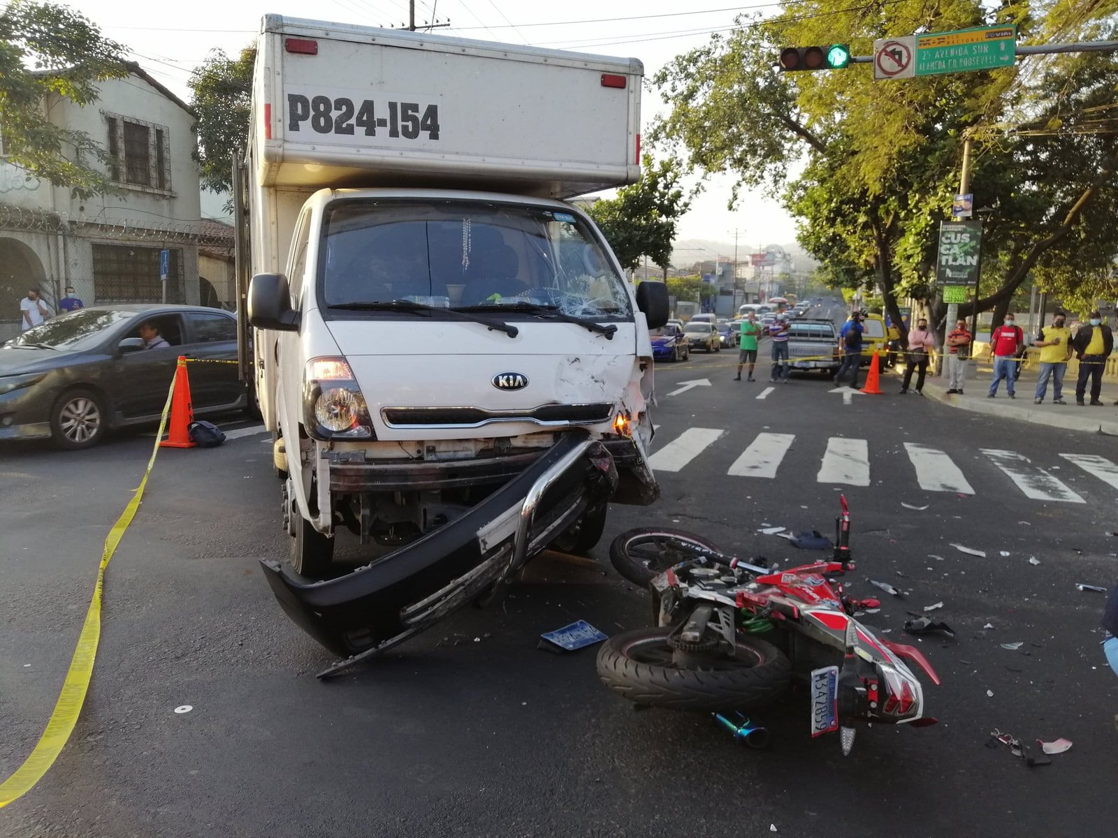 Motociclista fallecido en el cruce del parque cuscatlan