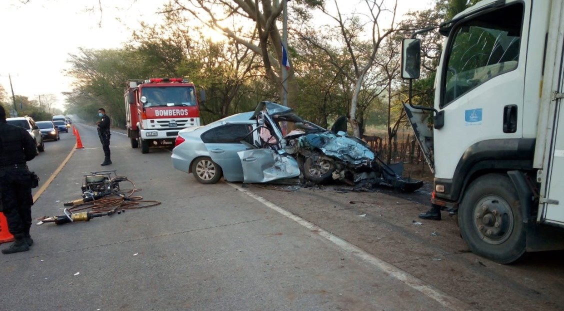 mujer falleció y 2 personas lesionadas en choque frontal