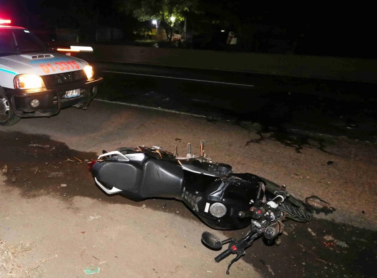 motociclista murió  tras impactar rastra